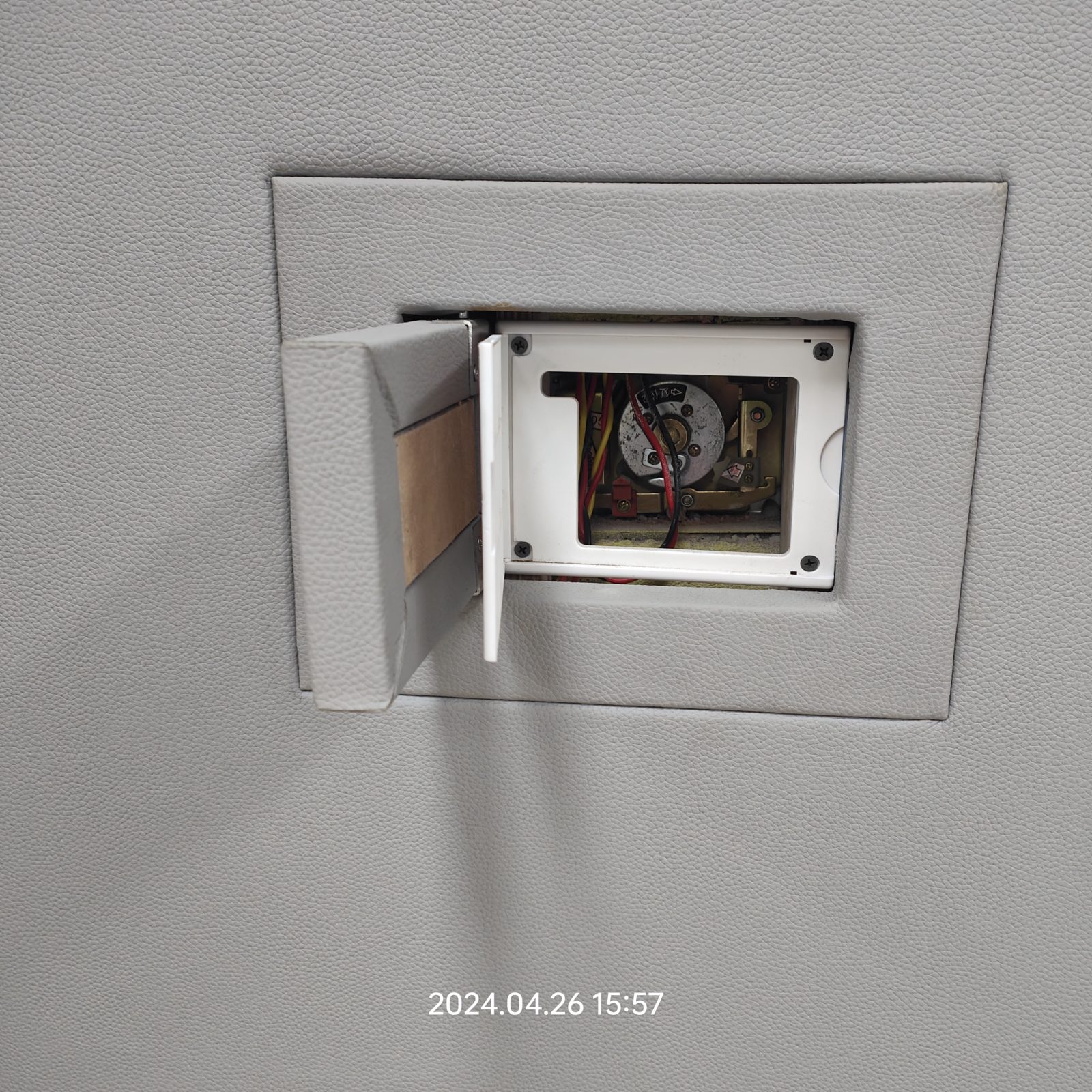 灰色皮革防撞软包墙板检修口开盖展示内部锁具走线,高密度海绵软包适用于办案区审讯室防撞工程