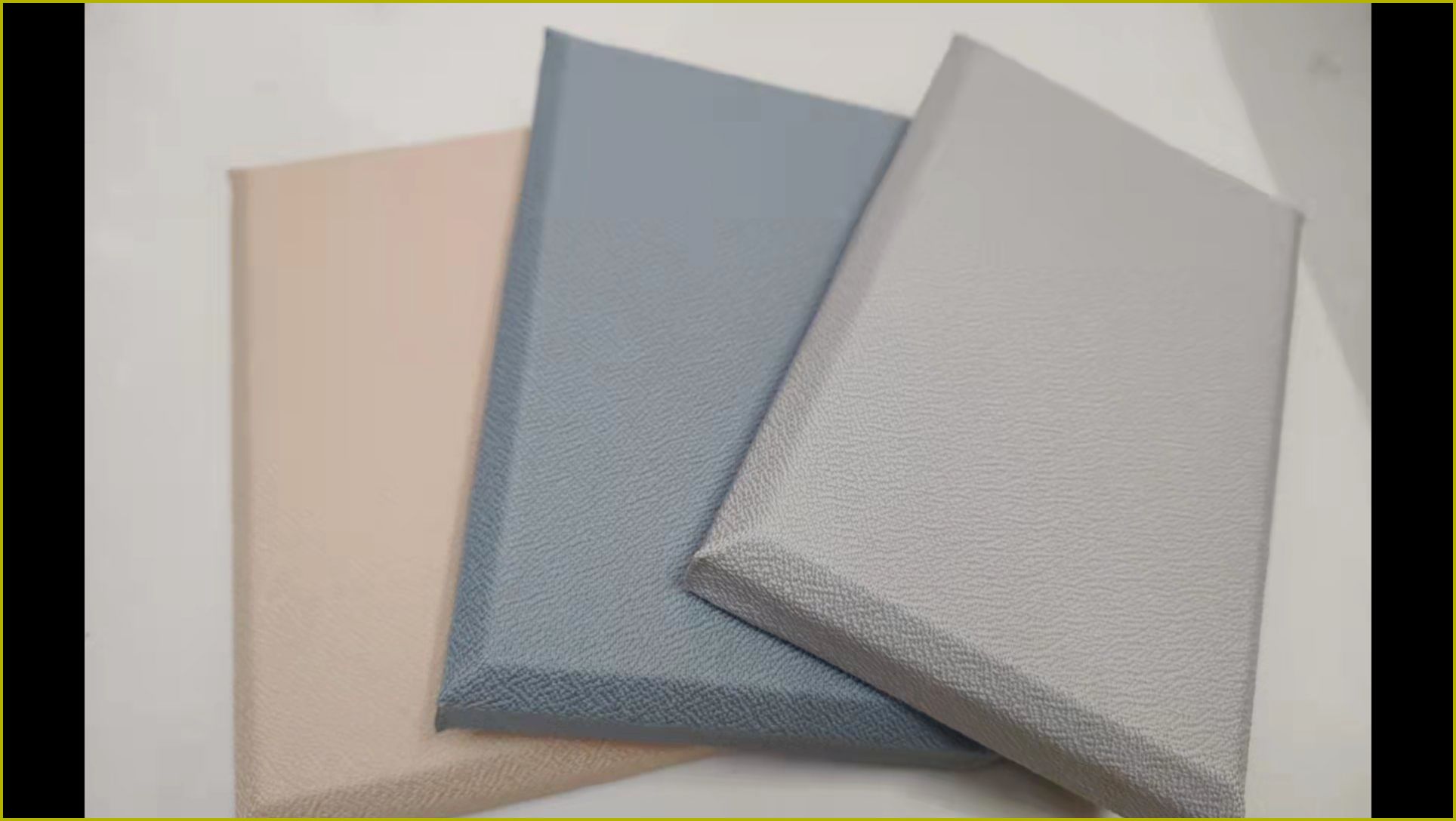 多种颜色皮革防撞软包墙板样品,高密度海绵填充荔枝纹面料,适用于办案区审讯室墙面防撞