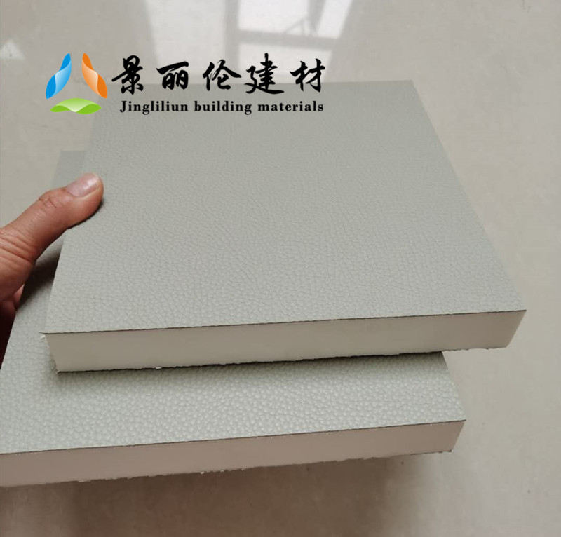 浅灰色荔枝纹皮革防撞软包墙板特写，厚型高密度海绵内芯，适用于办案区审讯室留置室墙面防撞防自伤处理