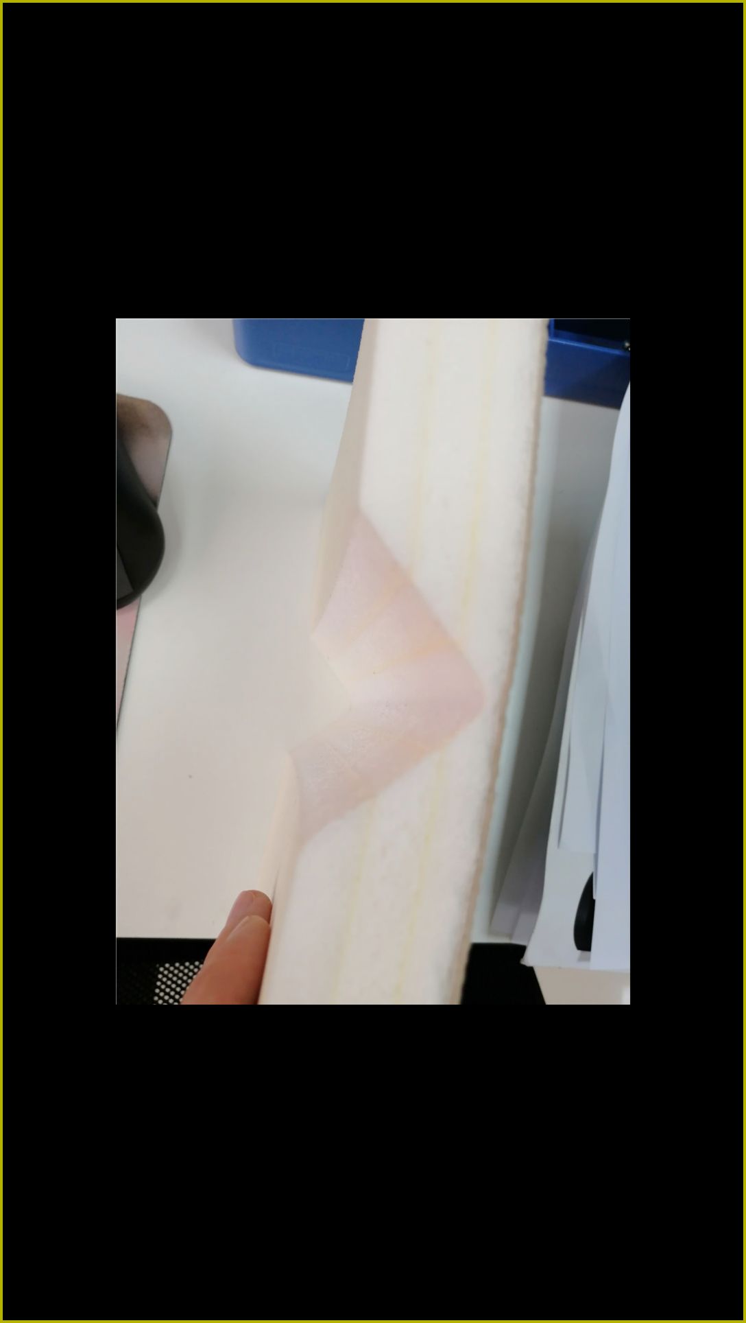 白色高密度海绵防撞软包板材特写,展示自粘胶层结构,适用于办案区墙面软包铺装