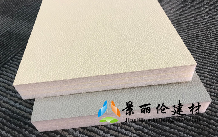 米白色荔枝纹皮革防撞软包板样品,高密度海绵内芯分层结构,适用于办案区审讯室墙面防撞