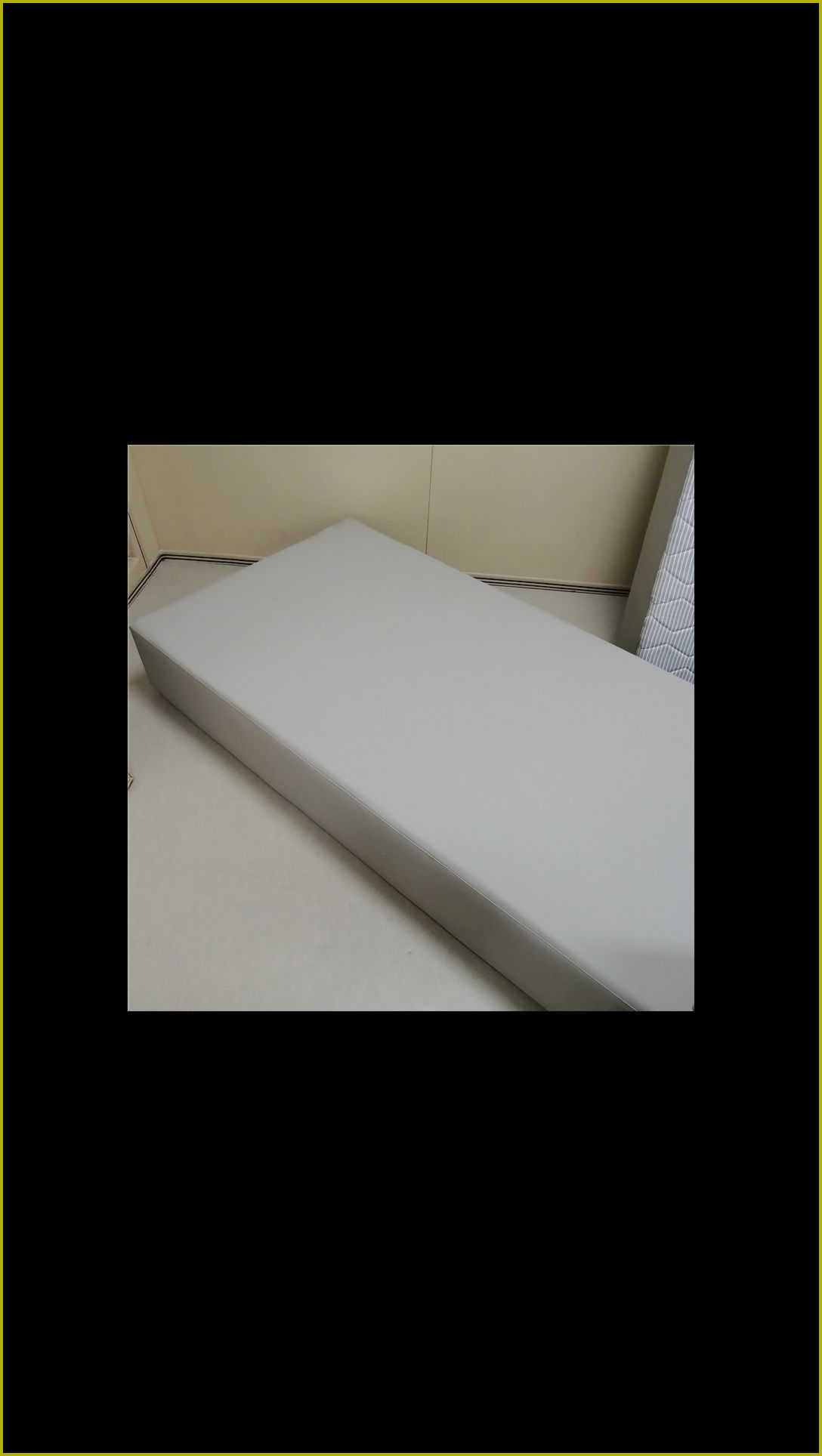 厚型防撞软包床，高密度海绵填充浅灰色皮革面料，适用于公检法办案区审讯室墙面及卧具防撞防自伤处理