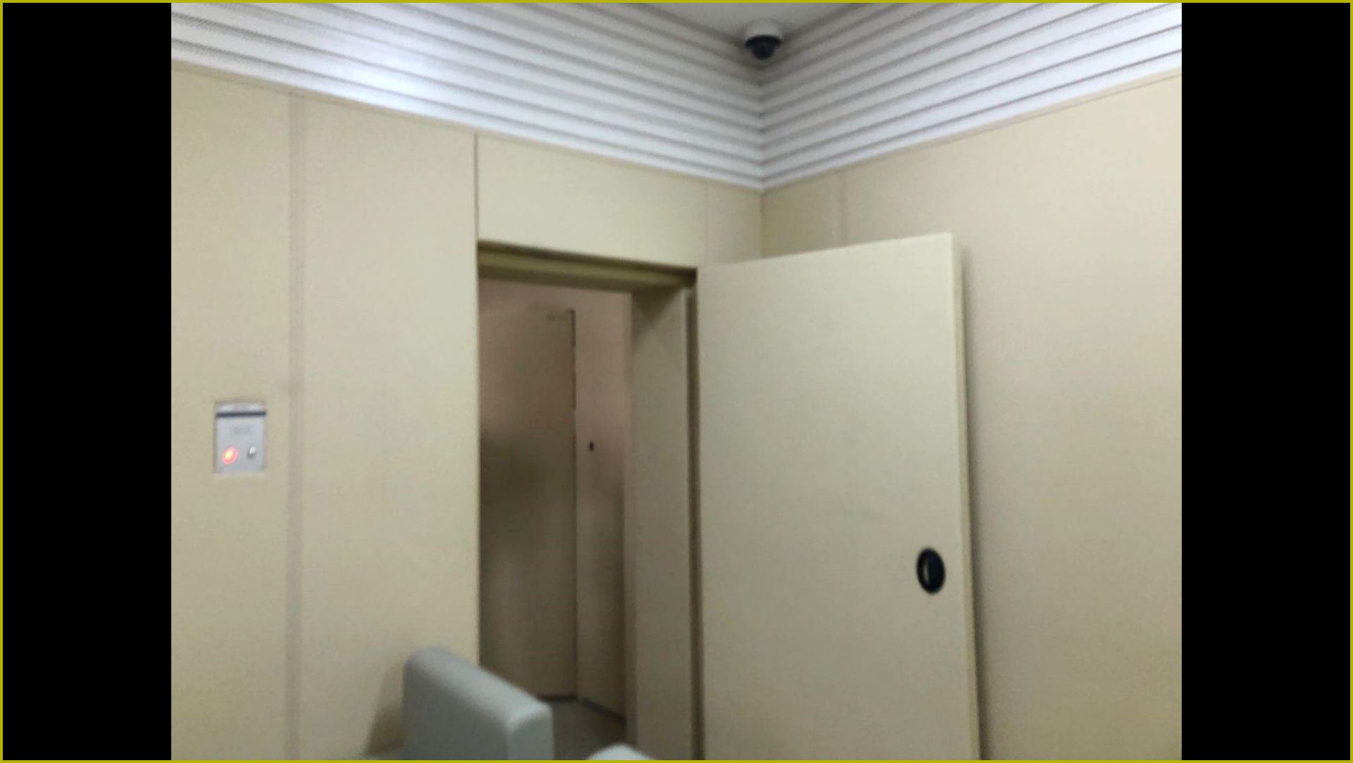 办案区审讯室米色防撞软包墙面与防撞门安装实景,高密度海绵软包防自伤设计