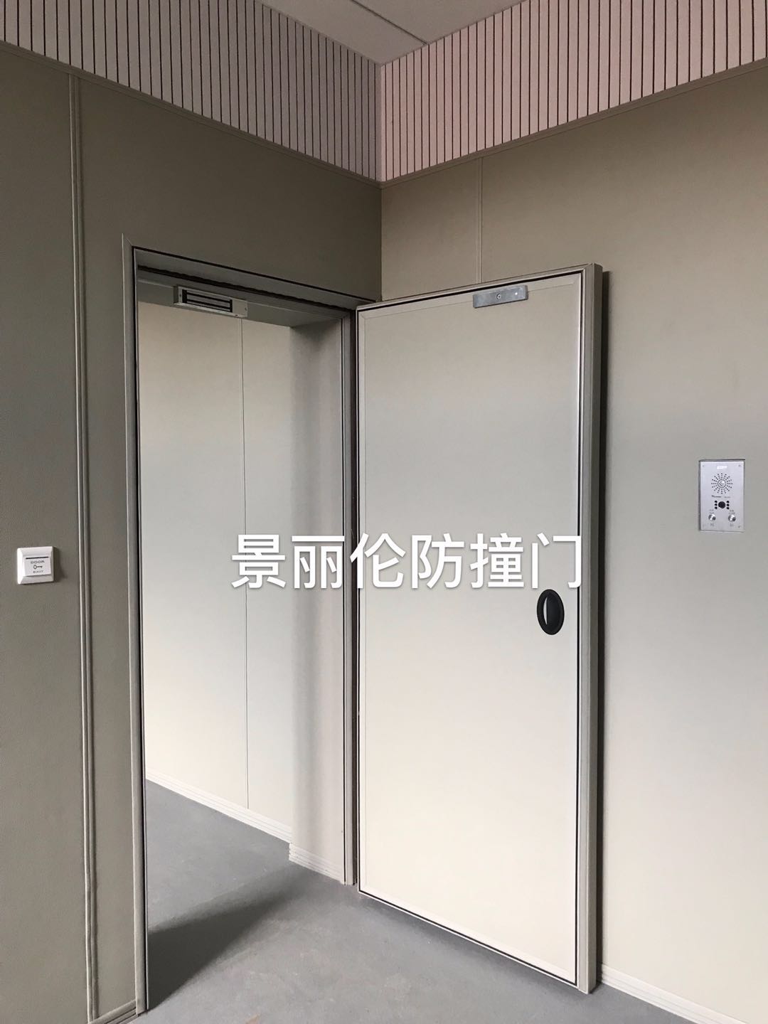 办案区审讯室米白色防撞软包墙面与钢制防撞门安装实景，配闭门器椭圆把手，防自伤设计