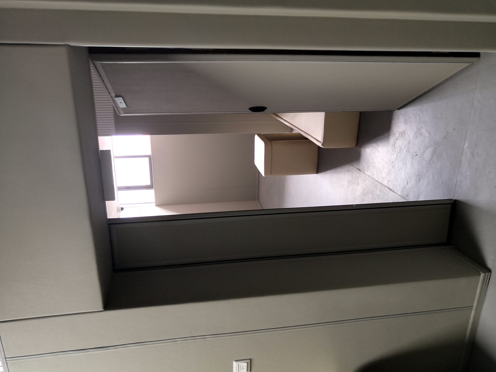 办案区审讯室米色皮革防撞软包门特写,配金属框观察窗,高密度海绵软包防自伤设计