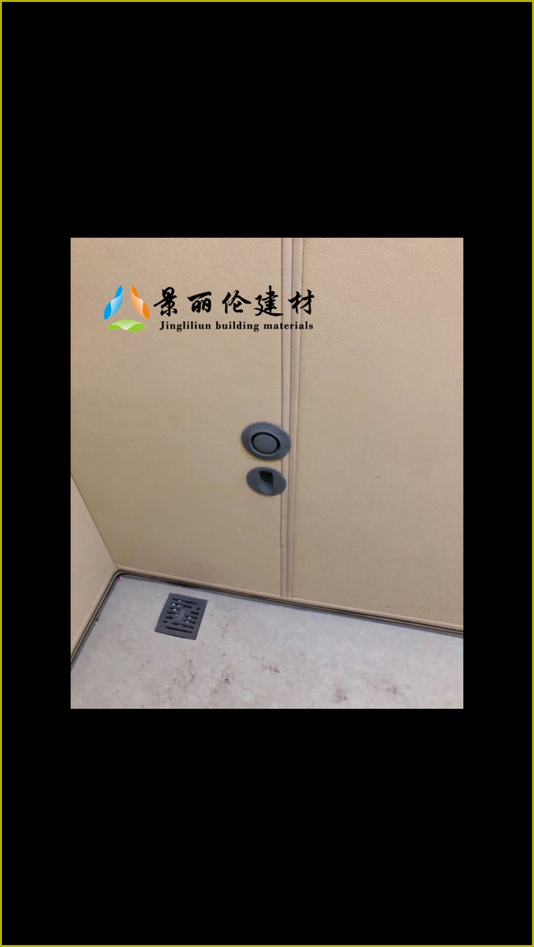 办案区留置室米色皮革防撞软包墙面与软包门整体实景,配防撞地漏,高密度海绵防自伤设计