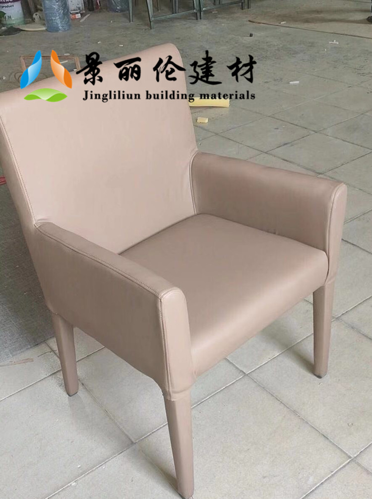米色皮革软包防撞扶手椅,高密度海绵填充圆角设计,适用于办案区审讯室留置室防撞家具