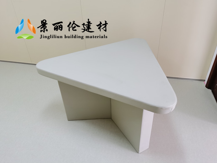 白色皮革软包防撞三角桌,高密度海绵填充圆角设计,适用于办案区审讯室