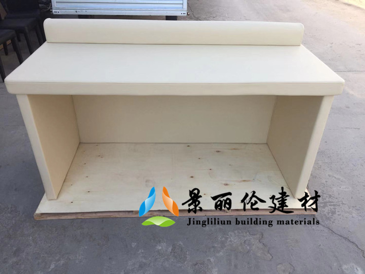 米白色皮革软包防撞桌,高密度海绵填充圆角包边设计,适用于审讯室办案区防自伤家具