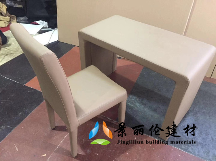 米色皮革软包防撞桌椅,高密度海绵填充圆角防撞设计,适用于办案区审讯室留置室