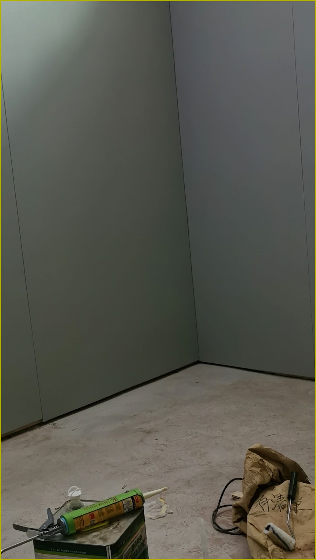 办案区审讯室防撞软包墙面安装施工现场,软包墙板满铺墙面并进行打胶密封处理