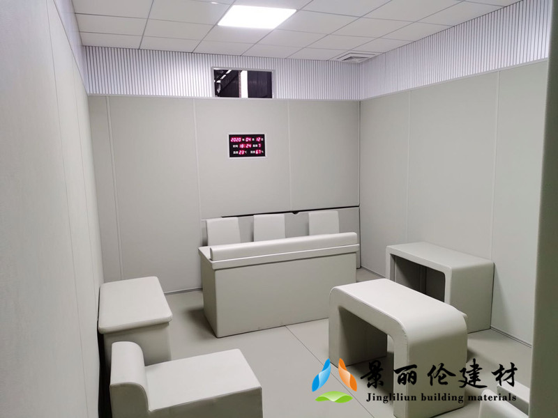 公安办案区审讯室白色防撞软包墙面与圆角防撞桌椅整体装修实景
