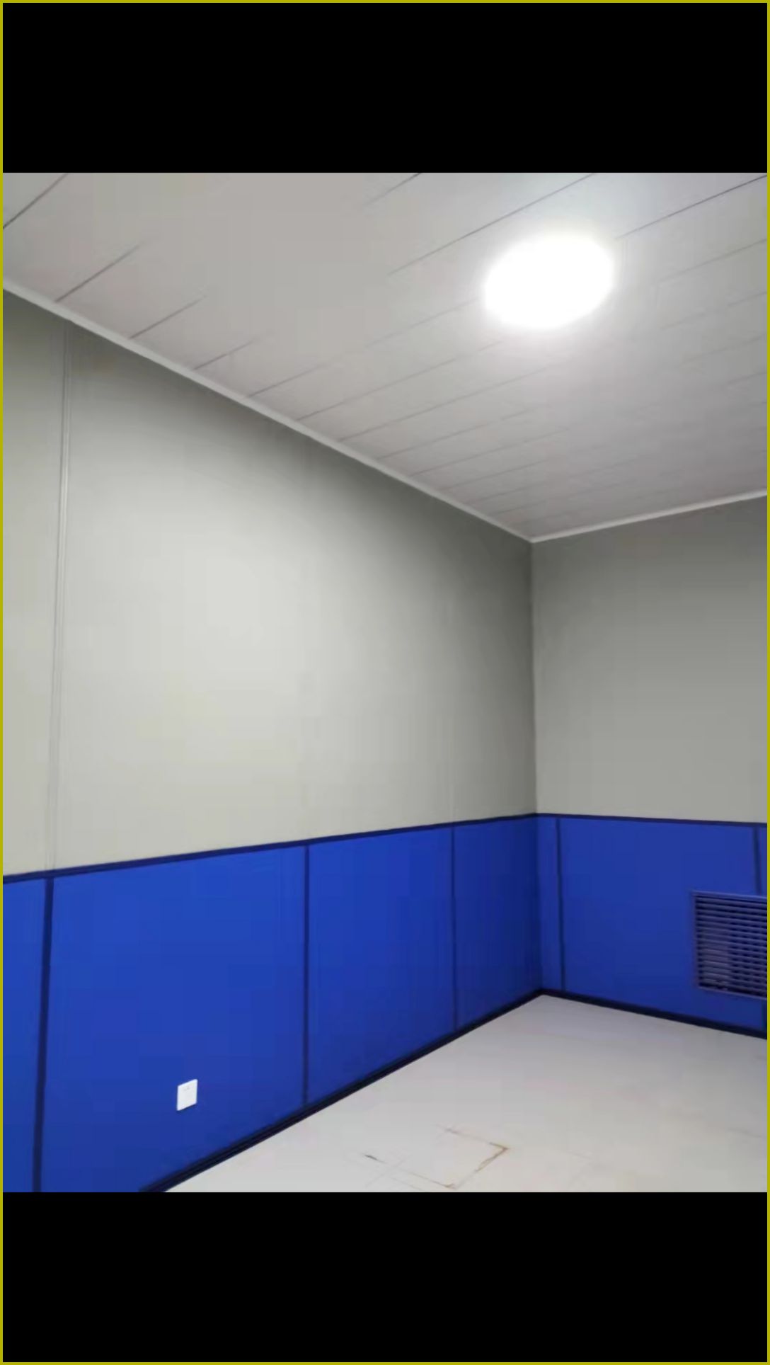 公检法办案区蓝色皮革防撞软包墙板样板间实景,墙面下半部满铺高密度海绵软包防撞防自伤设计