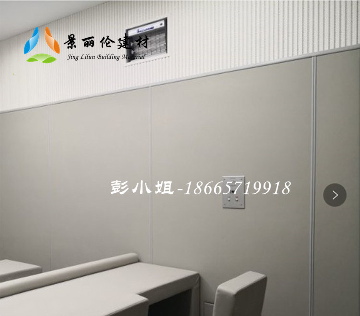 公检法办案区审讯室浅灰色防撞软包墙面整体装修实景，高密度海绵软包搭配防撞桌，防自伤防撞设计
