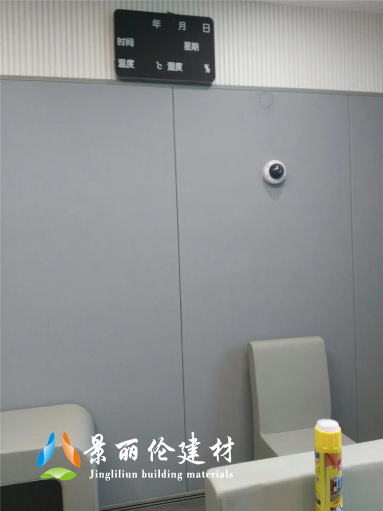 公安办案区询问室灰色防撞软包墙面与软包椅安装实景,高密度海绵软包防自伤设计