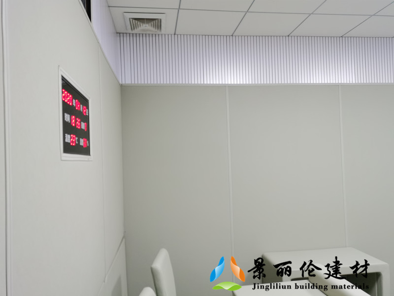 公检法办案区审讯室灰色防撞软包墙面样板间实景,顶部搭配白色槽木吸音板,防自伤设计