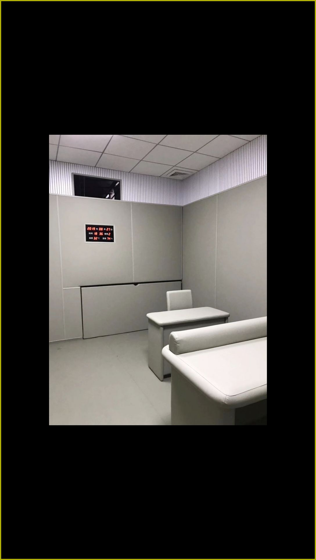 公安办案区询问室防撞软包墙面与防撞桌椅整体装修实景,白色高密度海绵软包圆角防自伤设计