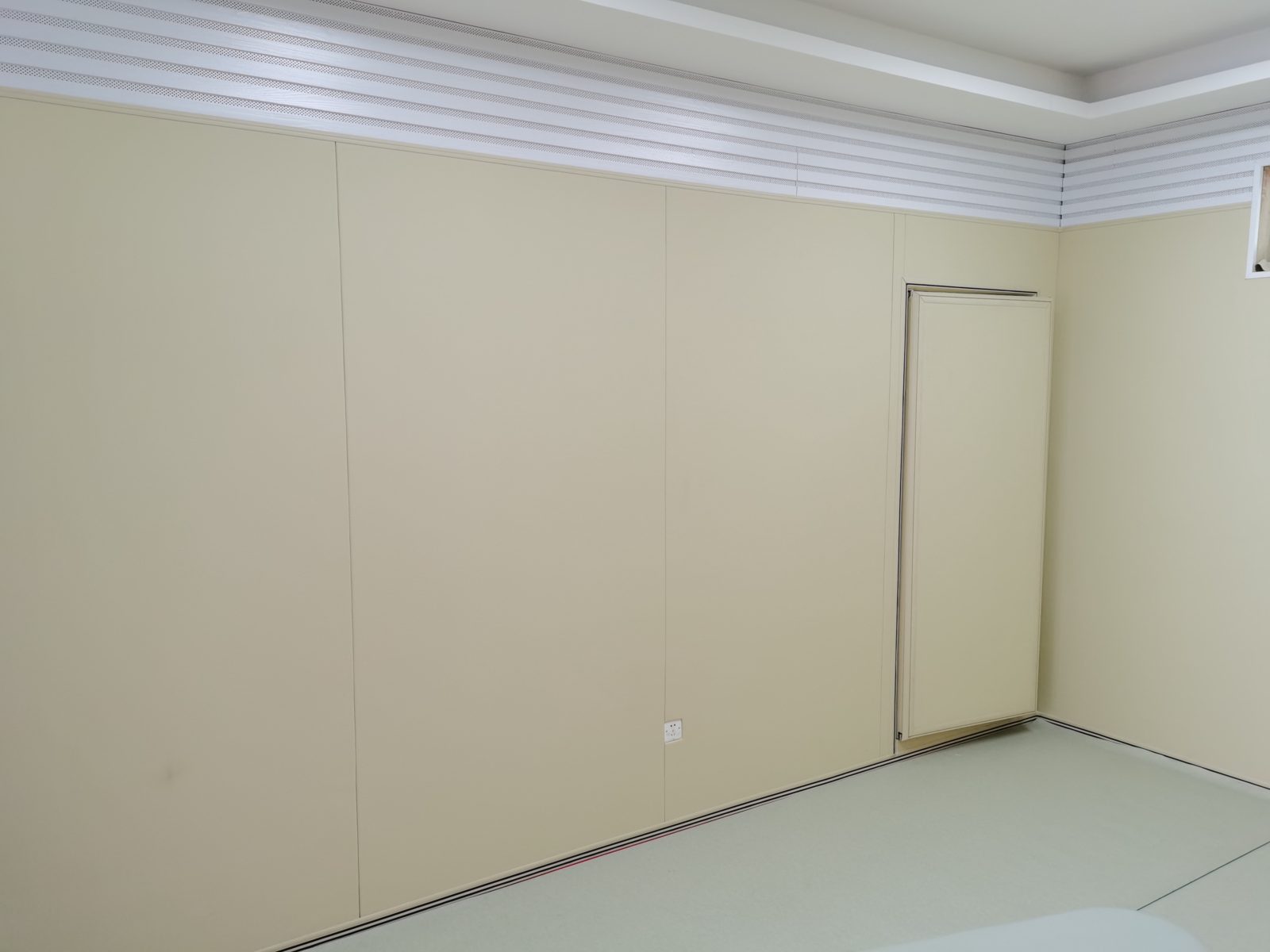 公检法办案区审讯室米色防撞软包墙面与软包防撞门安装实景,高密度海绵软包防自伤设计