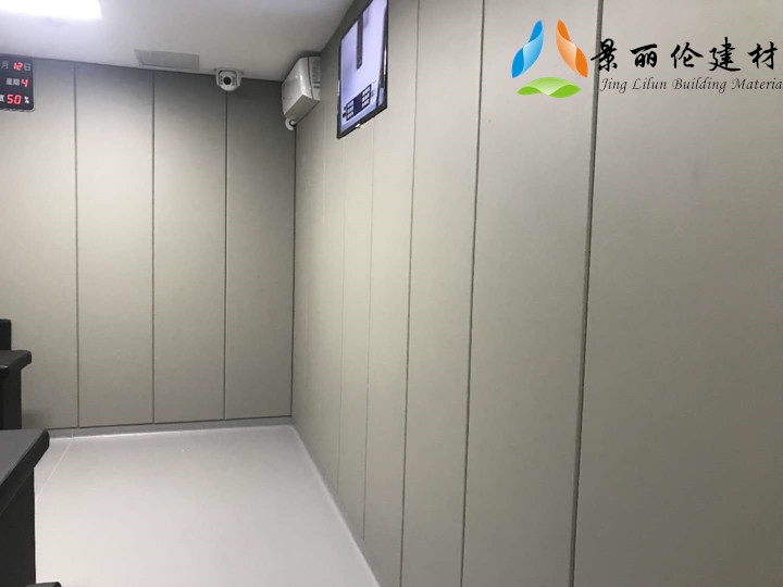 公检法办案区审讯室浅灰色防撞软包墙面整体安装实景，高密度海绵软包防自伤设计