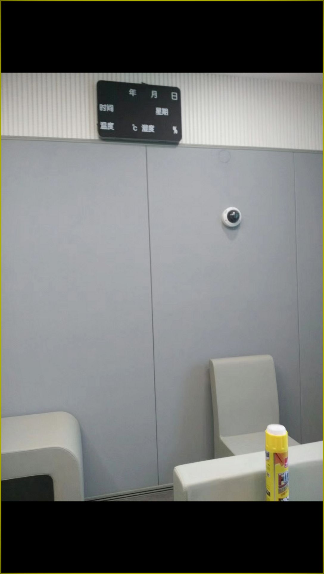 公安办案区询问室灰色防撞软包墙面与防撞桌椅整体装修实景，高密度海绵软包防自伤设计