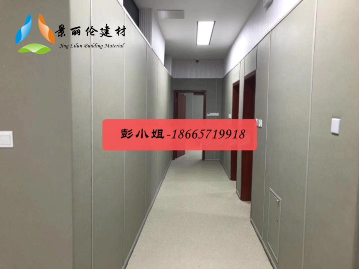 公安办案区走廊灰色防撞软包墙面装修实景,高密度海绵软包板满铺墙面防自伤设计