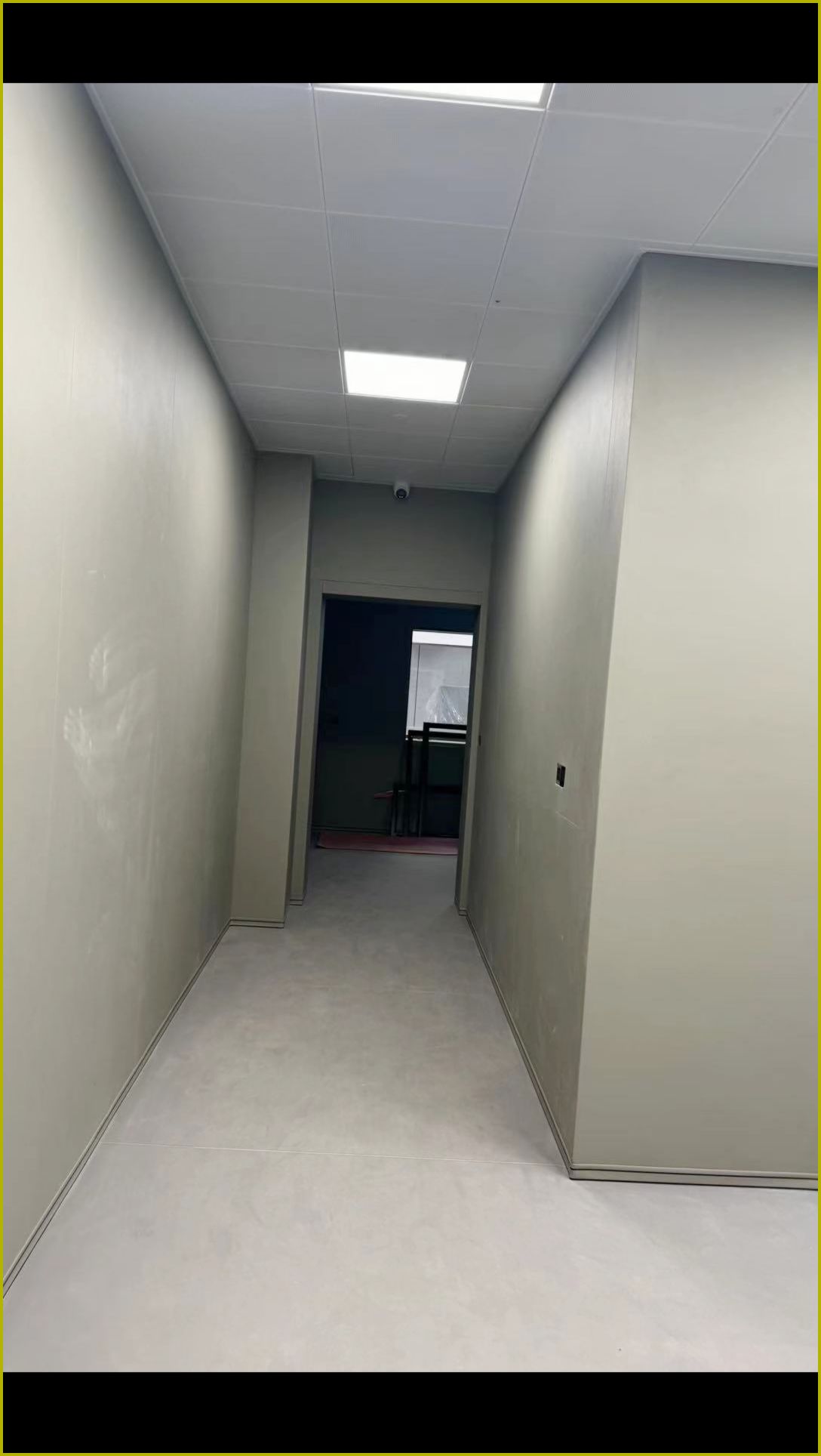 公检法办案区走廊防撞软包墙面安装实景,浅灰色一体化无缝软包墙板防自伤设计