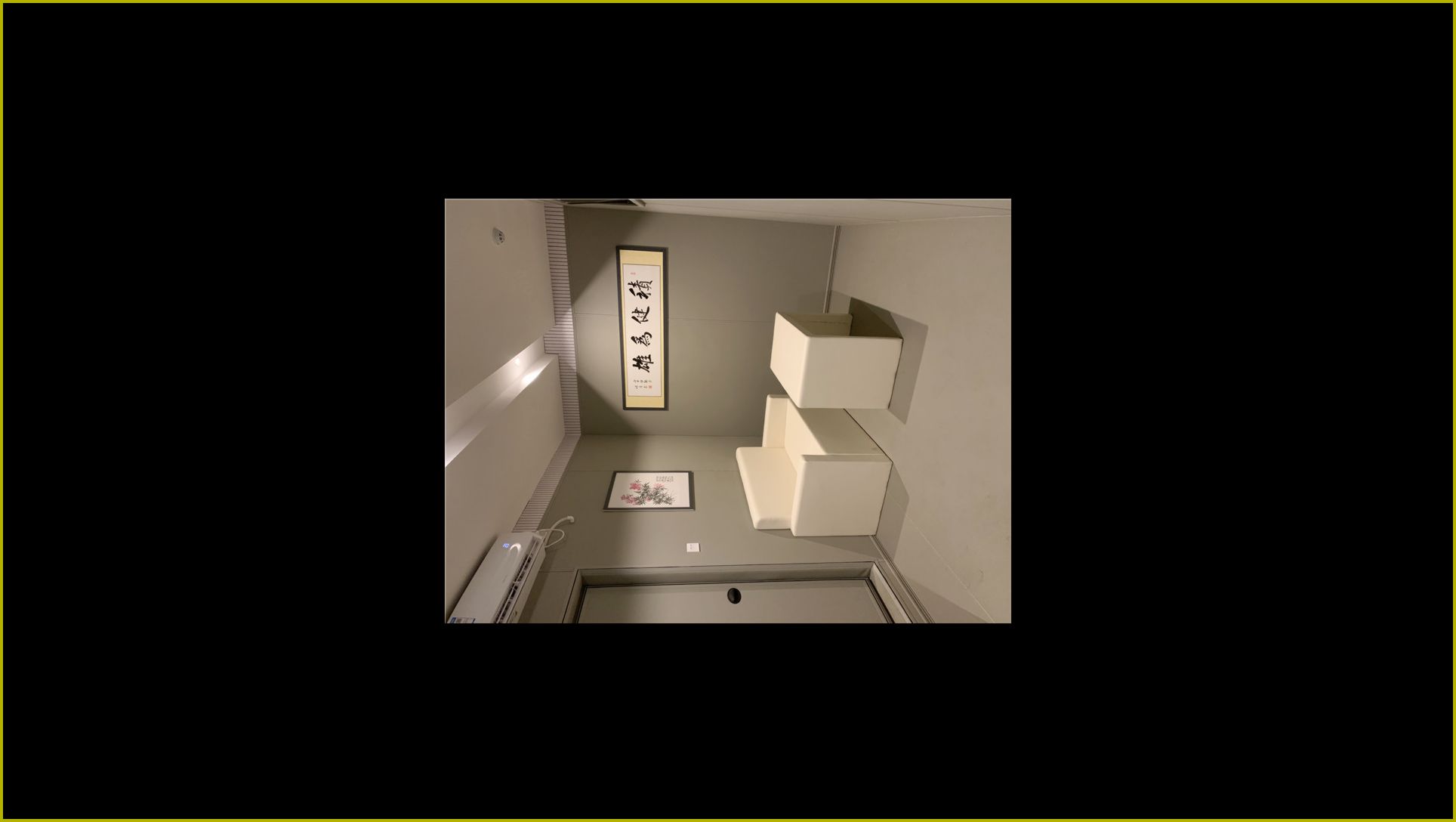 公检法办案区谈话室米白色防撞软包墙面整体实景,搭配软包桌椅沙发,皮革包覆高密度海绵防自伤设计