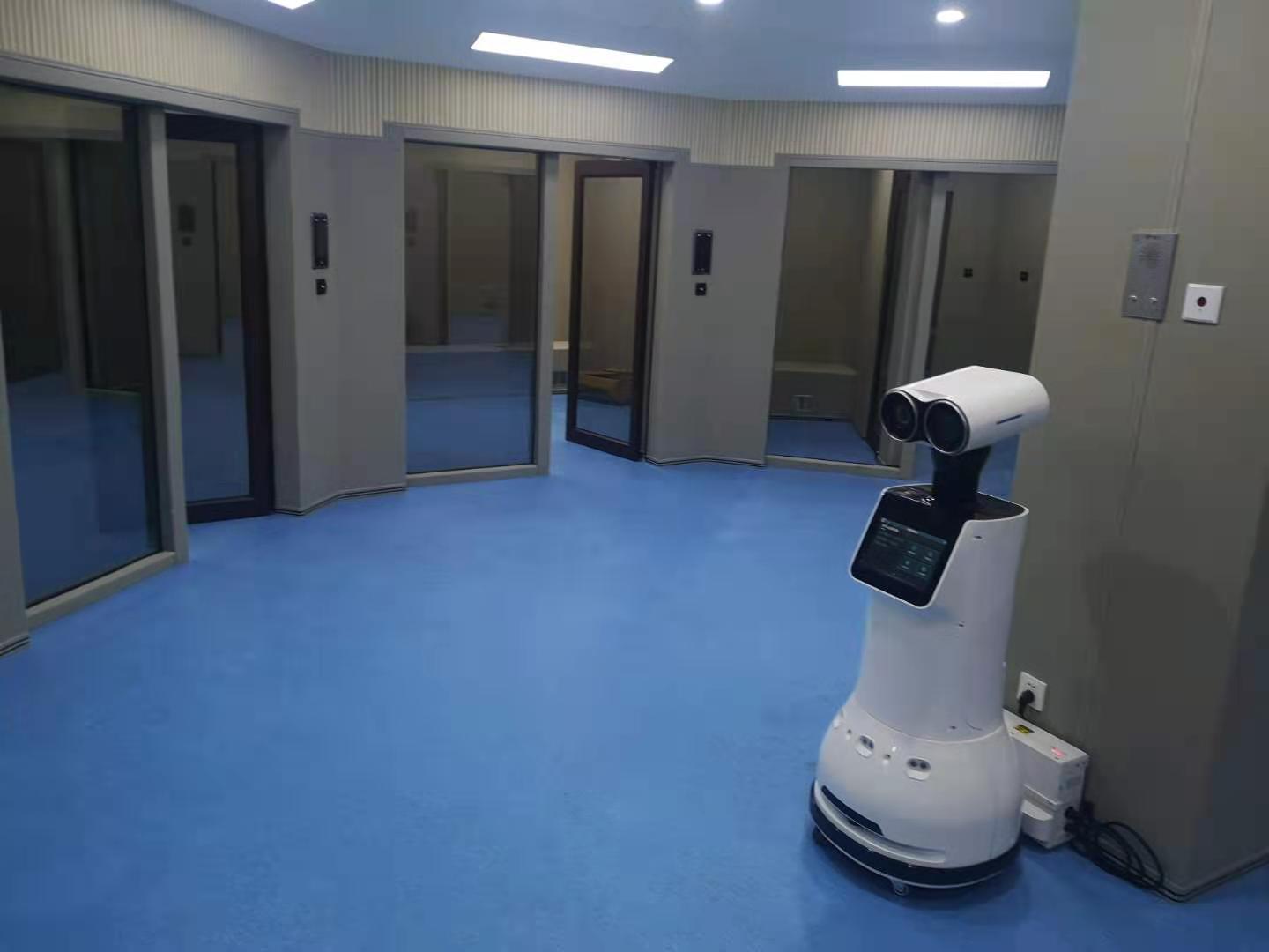 办案区走廊灰色防撞软包墙面装修实景，防自伤软包搭配木框观察门，适用于留置室询问室