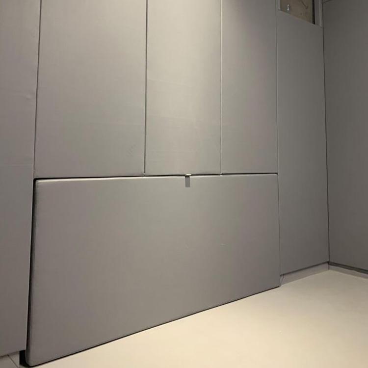 审讯室灰色防撞软包墙板安装实景,高密度海绵皮革软包防自伤墙面处理