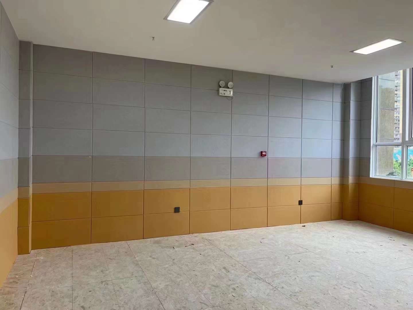 办案区审讯室防撞软包墙面整体实景,灰色与黄色软包墙板满铺高密度海绵,防自伤防撞设计