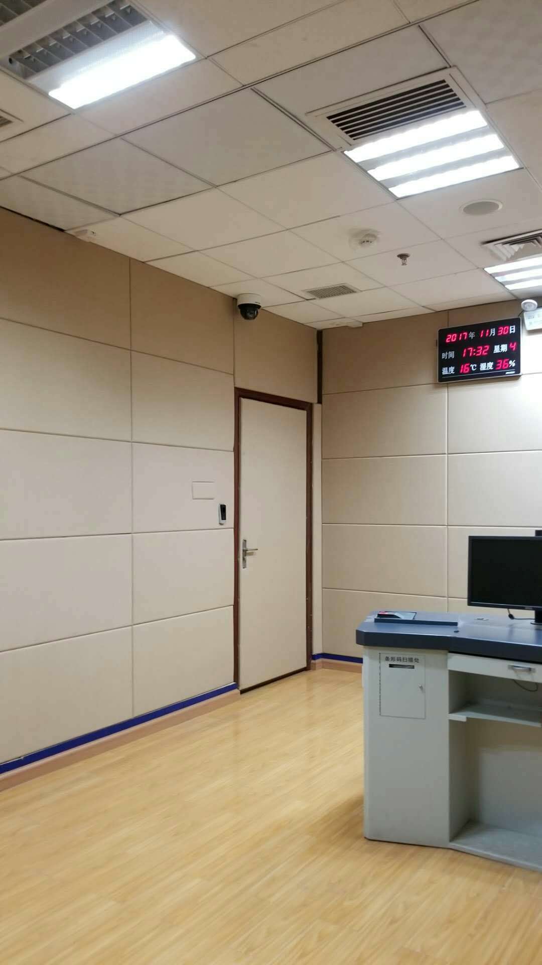 公检法办案区询问室米色防撞软包墙面整体装修实景,高密度海绵皮革软包防自伤设计