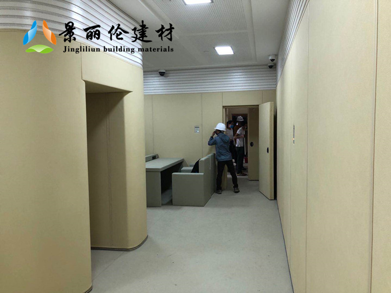 公检法办案区审讯室米色防撞软包墙面整体装修实景,搭配软包防撞桌椅,圆角防自伤设计