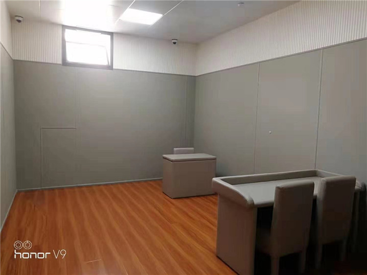办案区询问室防撞软包墙面与软包桌椅整体装修实景,高密度海绵防自伤设计