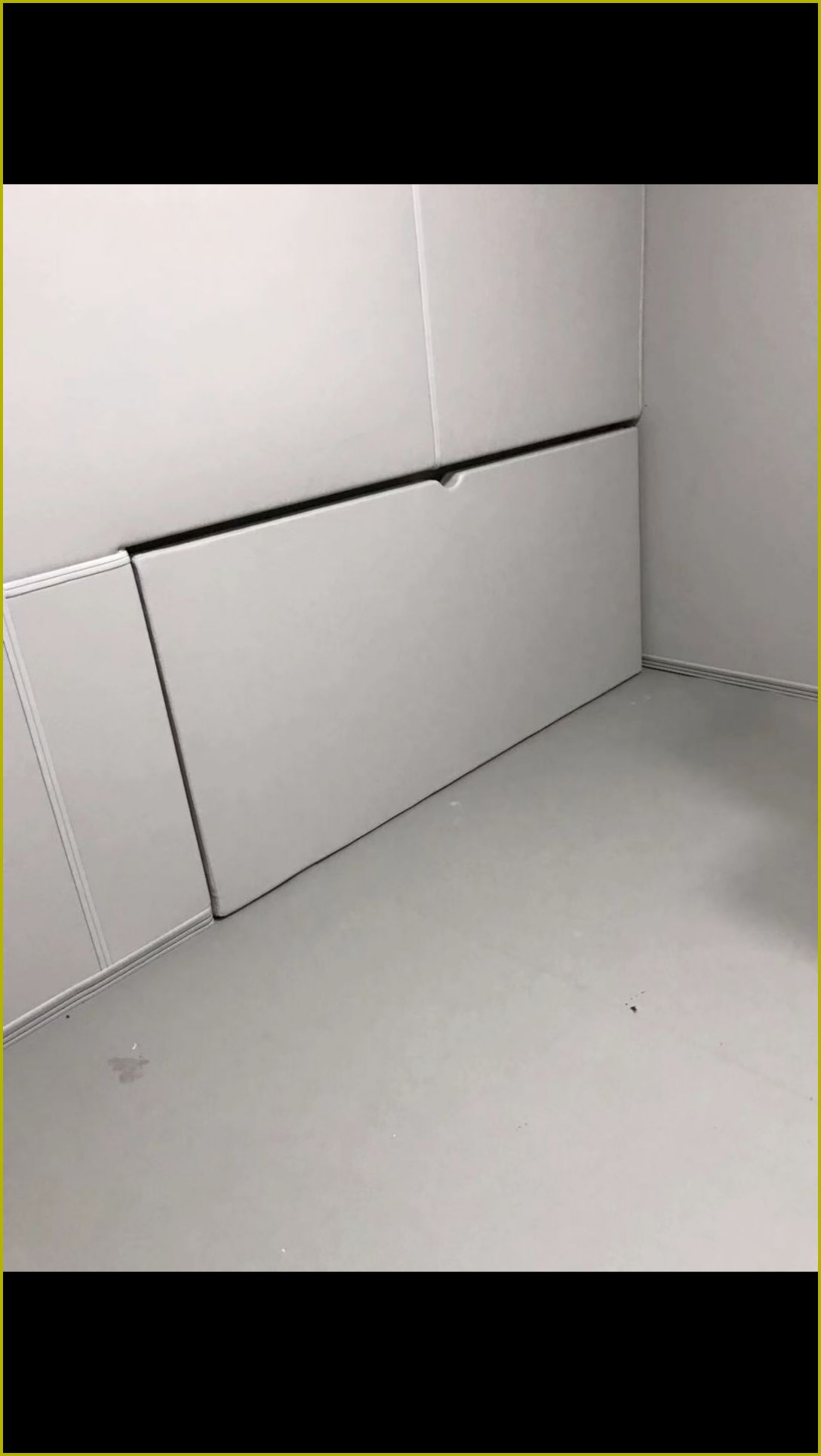 留置室白色皮革防撞软包墙面实景,软包板带提手可拆卸设计,高密度海绵填充防撞防自伤