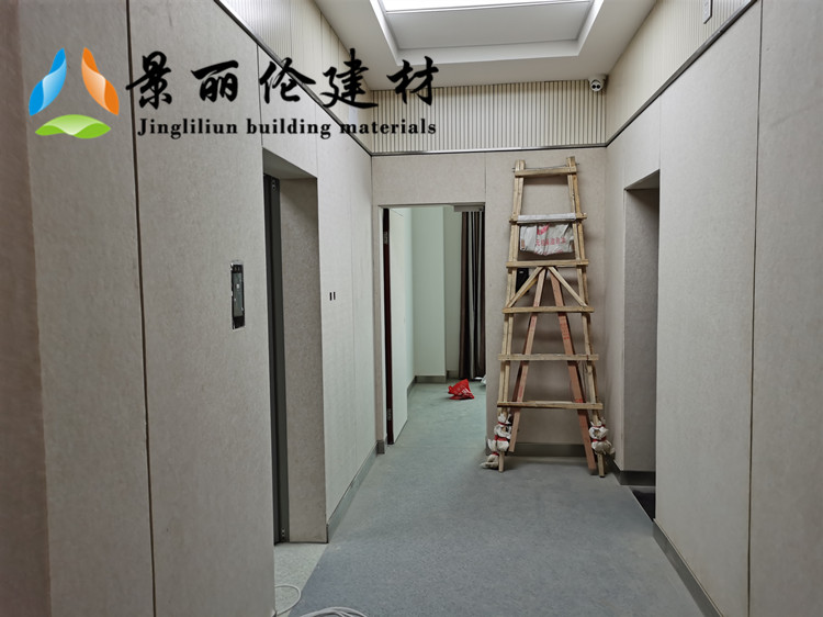 公安办案区走廊防撞软包墙面安装实景,浅灰色软包墙板搭配木条吸音板装饰