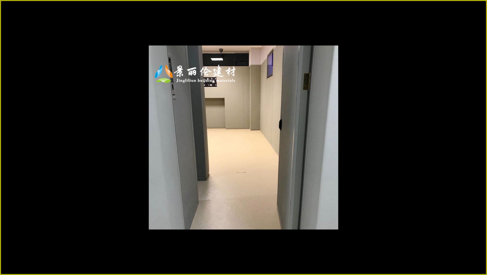 公检法办案区走廊防撞软包墙面与防撞门安装实景,浅灰色软包全覆盖防自伤设计