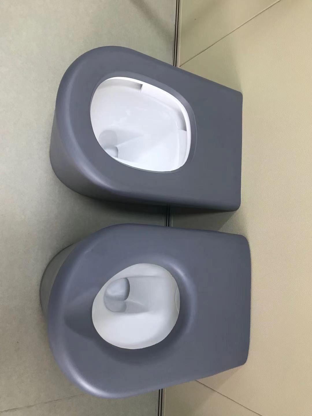 灰色皮革软包防撞马桶,高密度海绵包覆白色陶瓷便器,圆角防撞设计,适用于办案区审讯室留置室防自伤