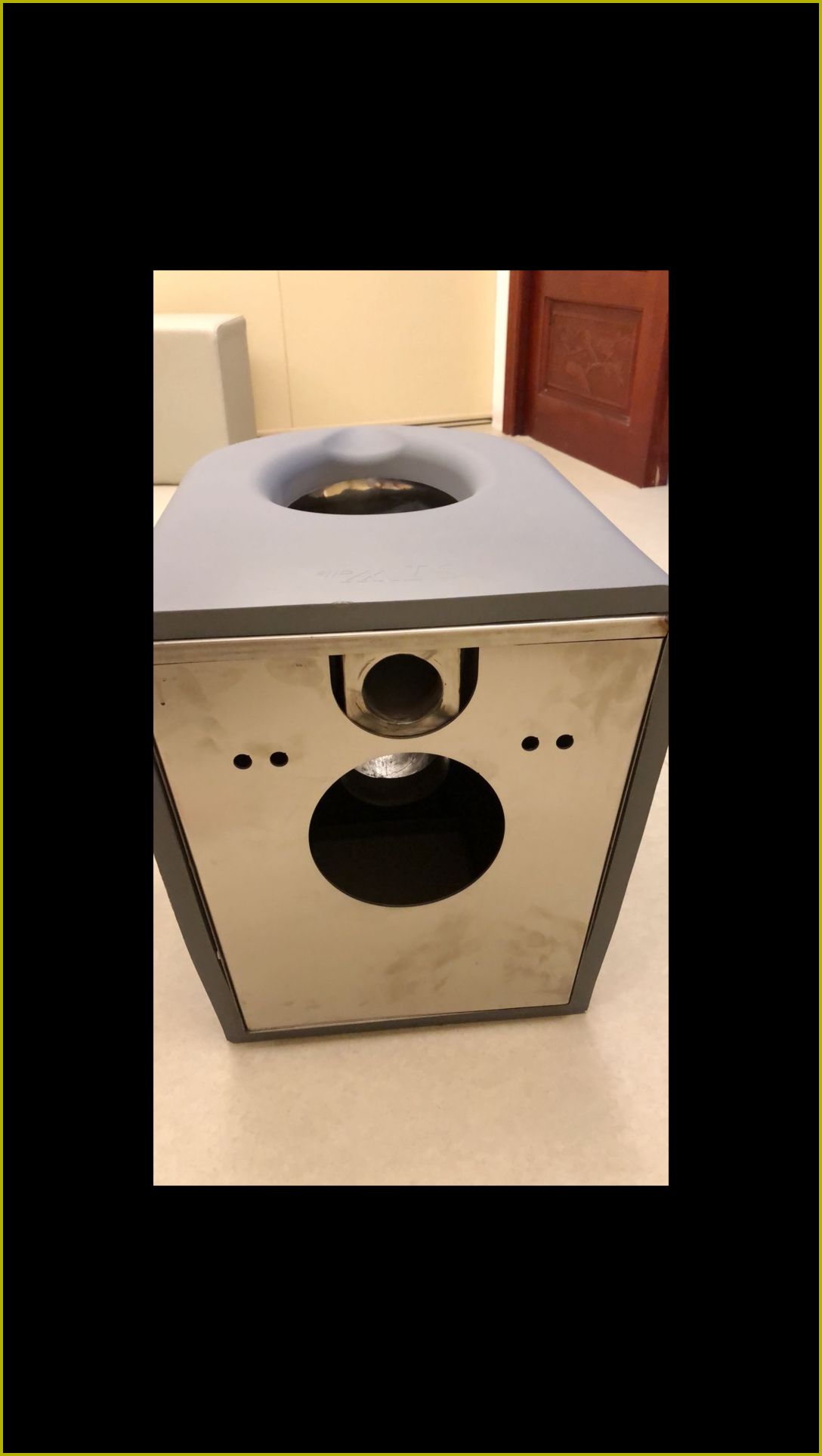 灰色软包防撞蹲便器,高密度海绵皮革包覆配不锈钢管线接口背板,适用于留置室审讯室防自伤设计