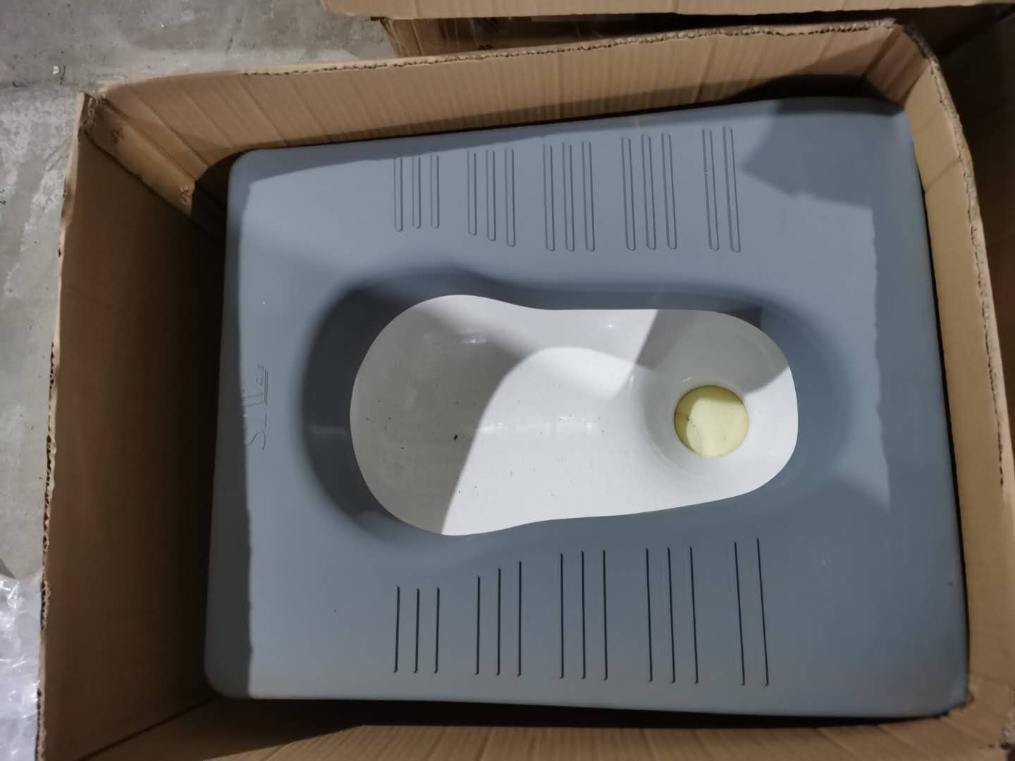 灰色软包防撞蹲便器,白色陶瓷便池搭配高密度海绵防撞包边,适用于办案区留置室防自伤设计