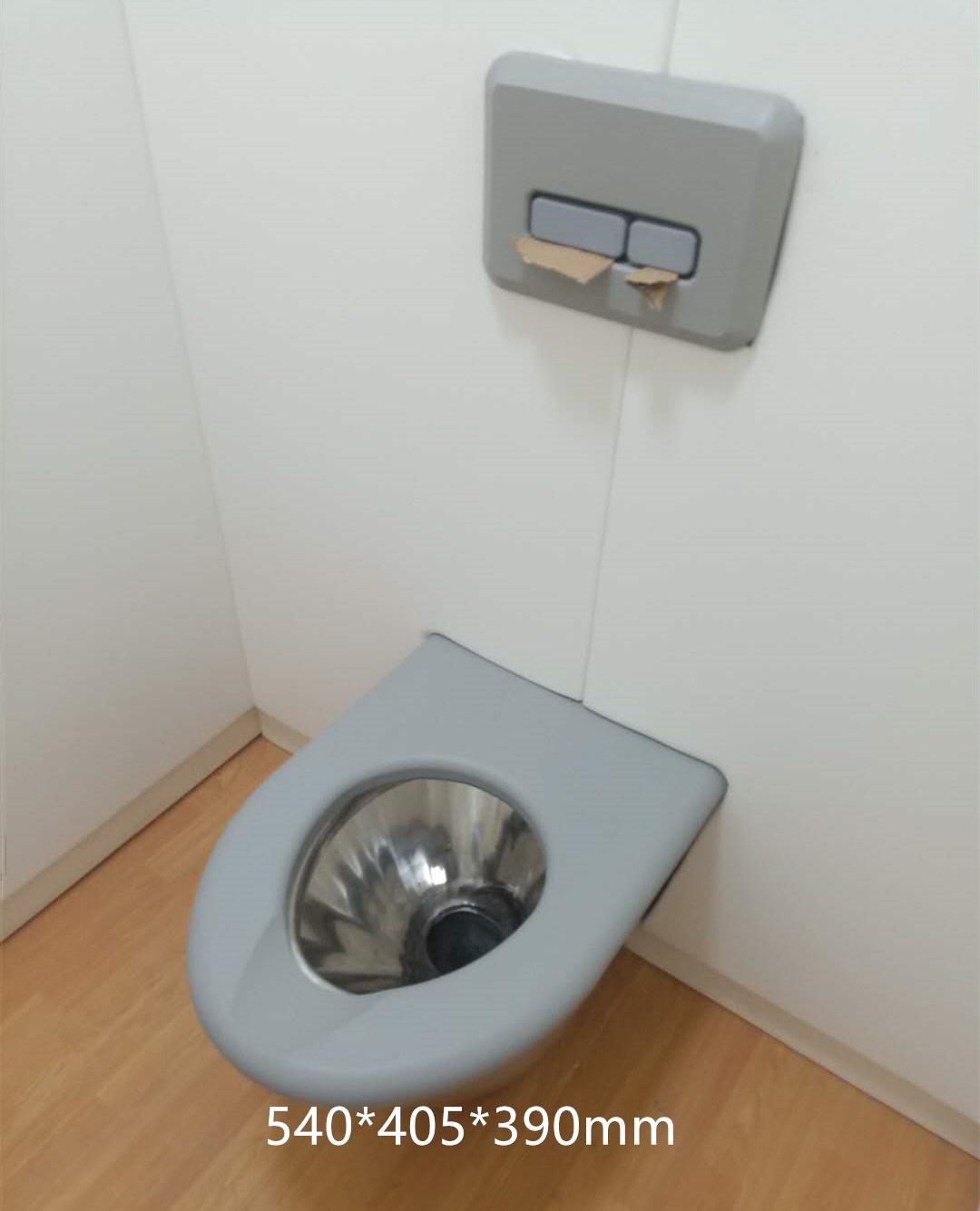 灰色软包防撞不锈钢马桶，壁挂式圆角设计配嵌入式冲水面板，适用于留置室审讯室办案区卫生间防自伤